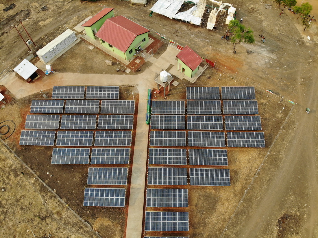 这是3月12日拍摄的埃塞俄比亚甘贝拉州离网光伏电站（无人机照片）。该项目由中国企业承建，可为当地400多户居民提供稳定的清洁电力能源。新华社发