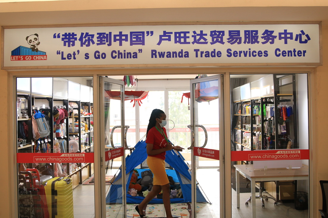 9月9日，工作人員在盧旺達首都基加利“帶你到中國”盧旺達貿易服務中心工作。“帶你到中國”是中國企業創辦的盧旺達數字貿易樞紐在盧旺達的線下展廳。