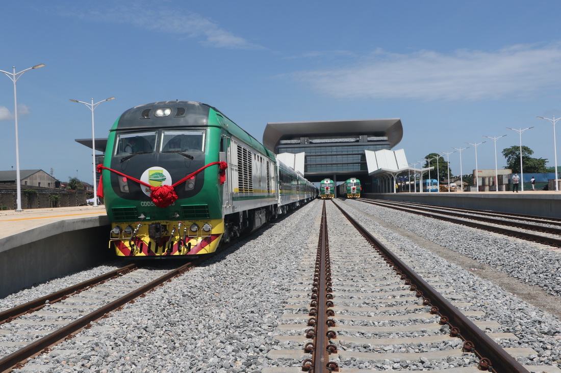 這是6月10日在尼日利亞拉各斯拍攝的拉伊鐵路通車儀式上的火車。拉伊鐵路是中國土木工程集團有限公司（中土集團）承建的尼日利亞鐵路現代化項目的第二標段，連接尼日利亞經濟中心拉各斯和西南部工業重鎮伊巴丹。新華社發（埃瑪·休斯敦攝）