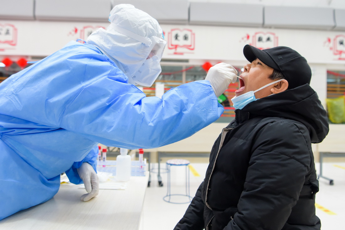 11月29日，在滿洲裡市東山街道辦事處怡園社區府欣小區A區核酸採樣點，工作人員為居民做核酸採樣。