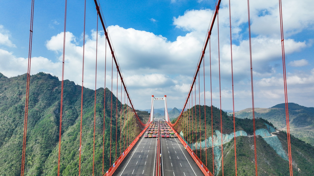 11月30日在貴州省貴定縣拍攝的進行靜態荷載試驗的陽寶山特大橋（無人機照片）。
