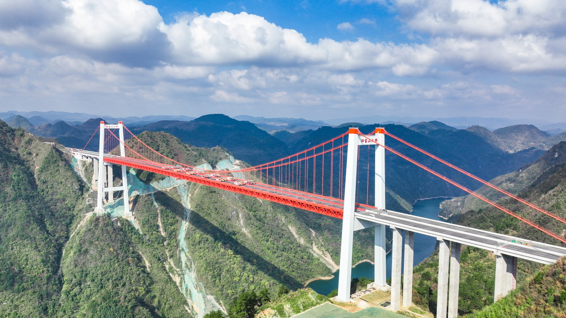 11月30日在貴州省貴定縣拍攝的進行靜態荷載試驗的陽寶山特大橋（無人機照片）。
