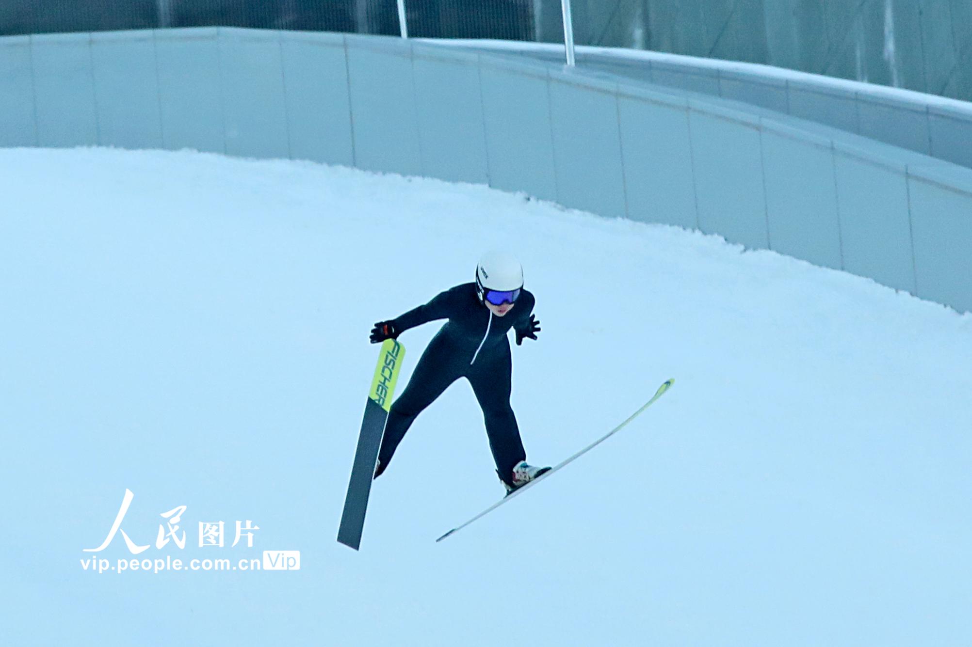 北京2022年冬奧會張家口賽區國家跳台滑雪中心迎來首日試滑【4】