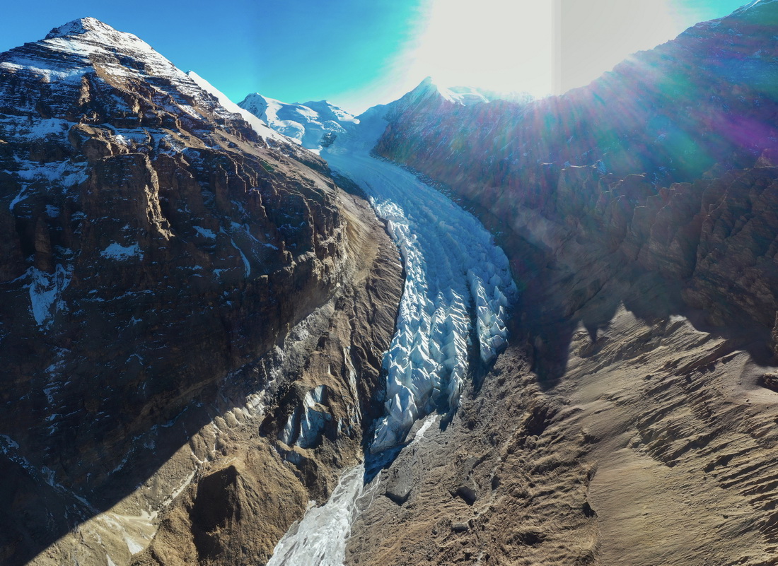 鸟瞰曲登尼玛冰川（11月27日摄，无人机照片）。新华社记者 普布扎西 摄