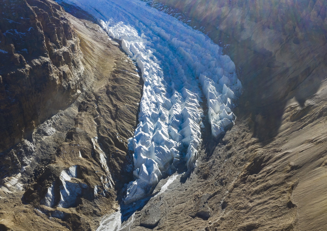 鳥瞰曲登尼瑪冰川（11月27日攝，無人機照片）。新華社記者 普布扎西 攝
