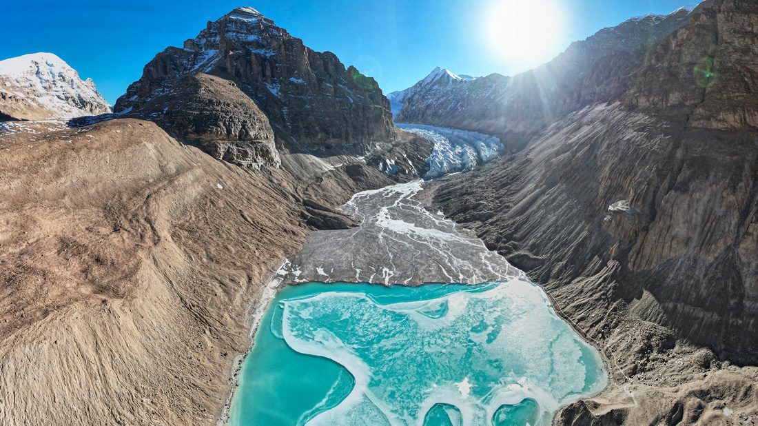 鳥瞰曲登尼瑪冰川（11月27日攝，無人機照片）。新華社記者 孫瑞博 攝