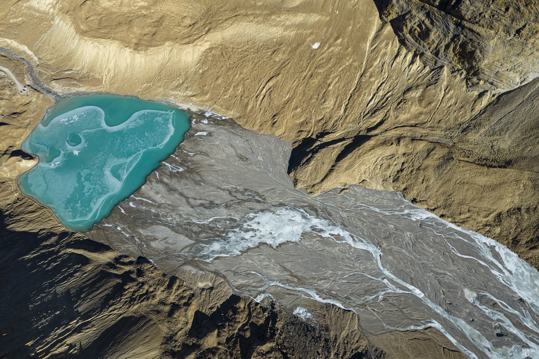 鳥瞰曲登尼瑪冰川（11月27日攝，無人機照片）。新華社記者 格桑邊覺 攝