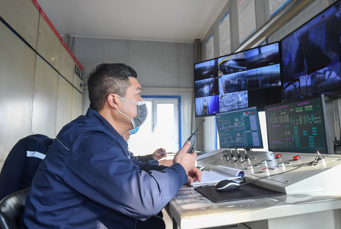 11月30日，工作人員在神華北電勝利能源有限公司裝車站監控室內檢查煤炭裝車情況。