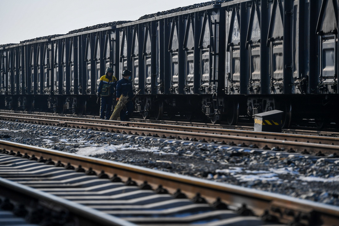 11月30日，中鐵呼和浩特局集團有限公司錫林浩特站工作人員在檢修運煤列車。