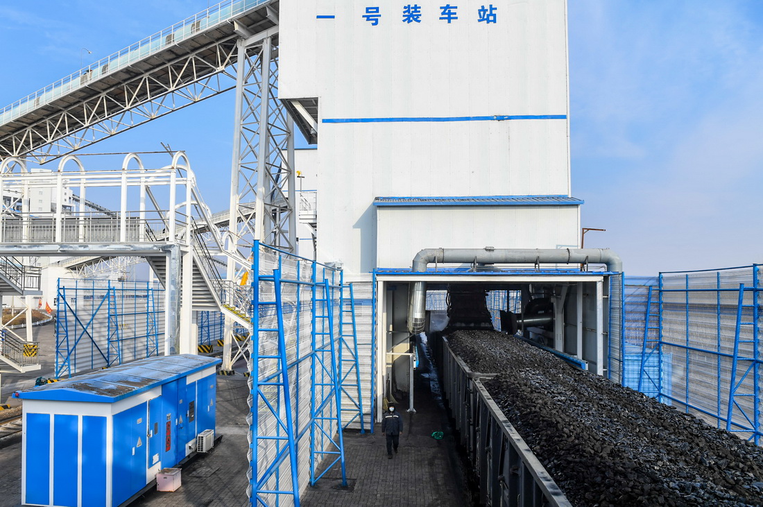11月30日，中鐵呼和浩特局集團有限公司錫林浩特站列車在神華北電勝利能源有限公司裝車站內裝運電煤。