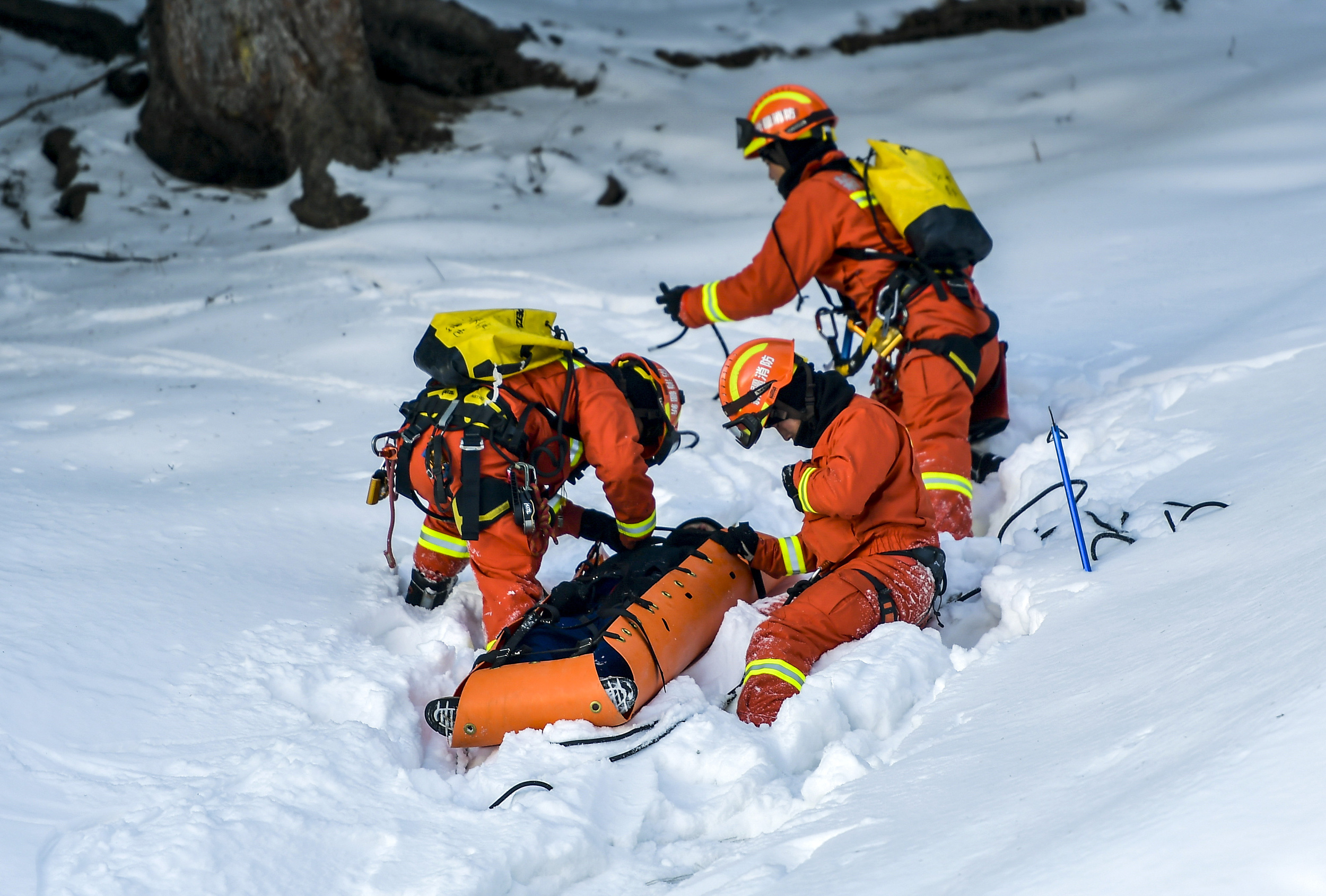 新疆消防雪中開展冬季救援演練