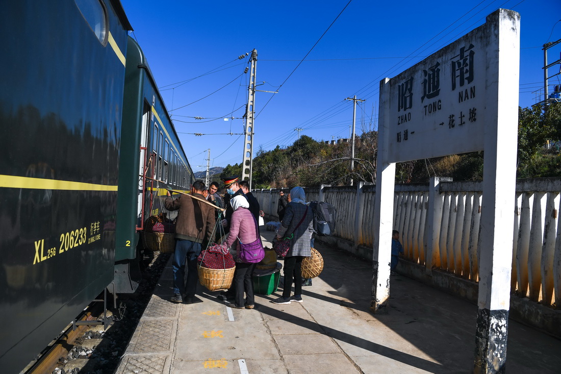 11月30日，果農在雲南省昭通南站登上5647次列車，准備前往貴州銷售蘋果。