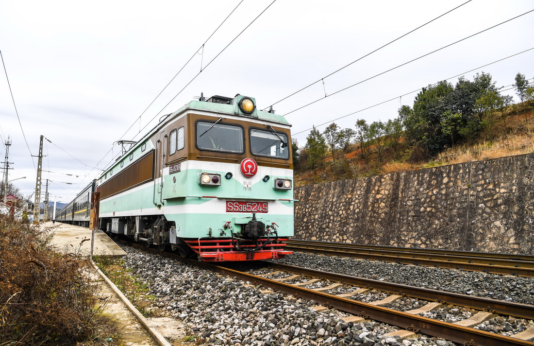 11月30日，5647次列車停靠在貴州省威寧縣境內的朱嘎站上。