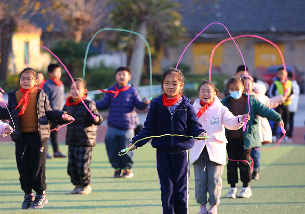 12月2日，山东省滕州市柴里矿区学校的小学生在课后练习跳绳。