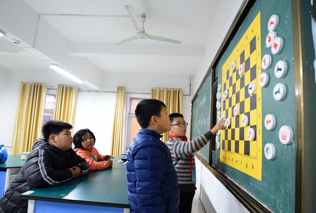 12月2日，山東省滕州市柴裡礦區學校的小學生在課后學習國際象棋。