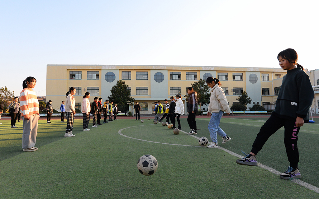 12月2日，山東省滕州市柴裡礦區學校的小學生在課后踢足球。