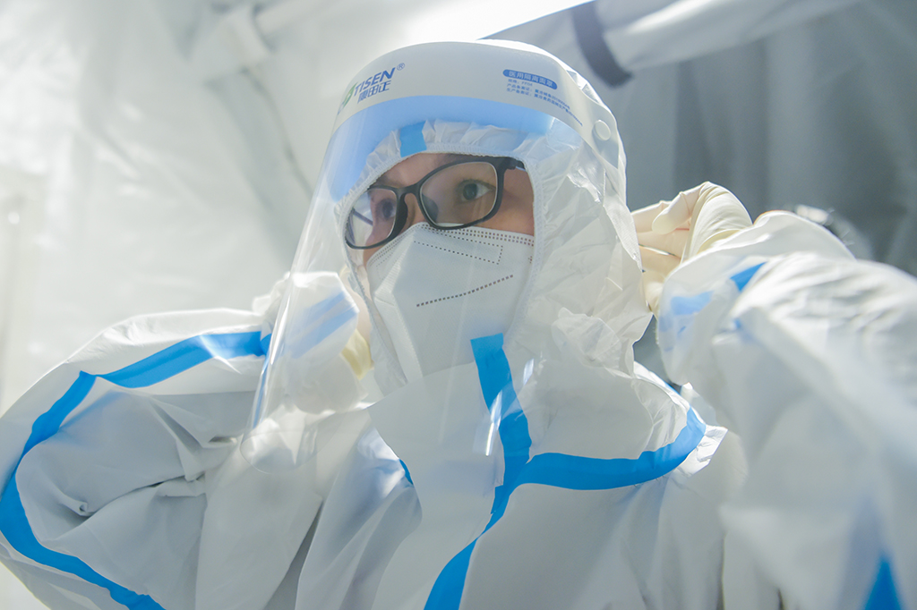 12月3日，工作人員在位於滿洲裡國際會展中心的“獵鷹號”硬氣膜實驗室穿戴防護用具。新華社記者 達日罕 攝