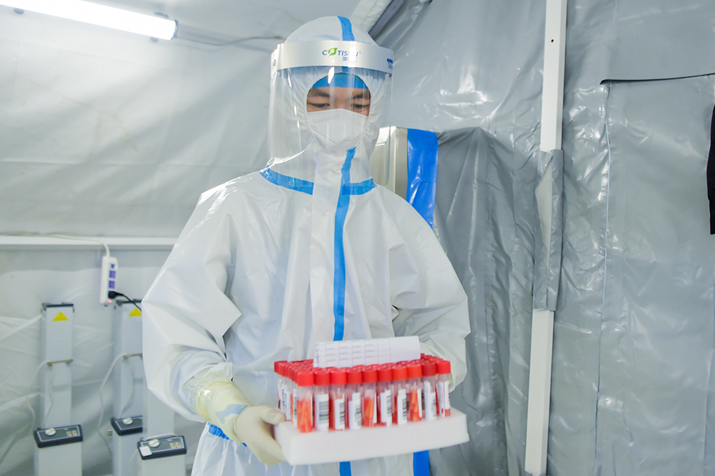 12月3日，工作人员在位于满洲里国际会展中心的“猎鹰号”硬气膜实验室样品处理区作业。新华社记者 李志鹏 摄