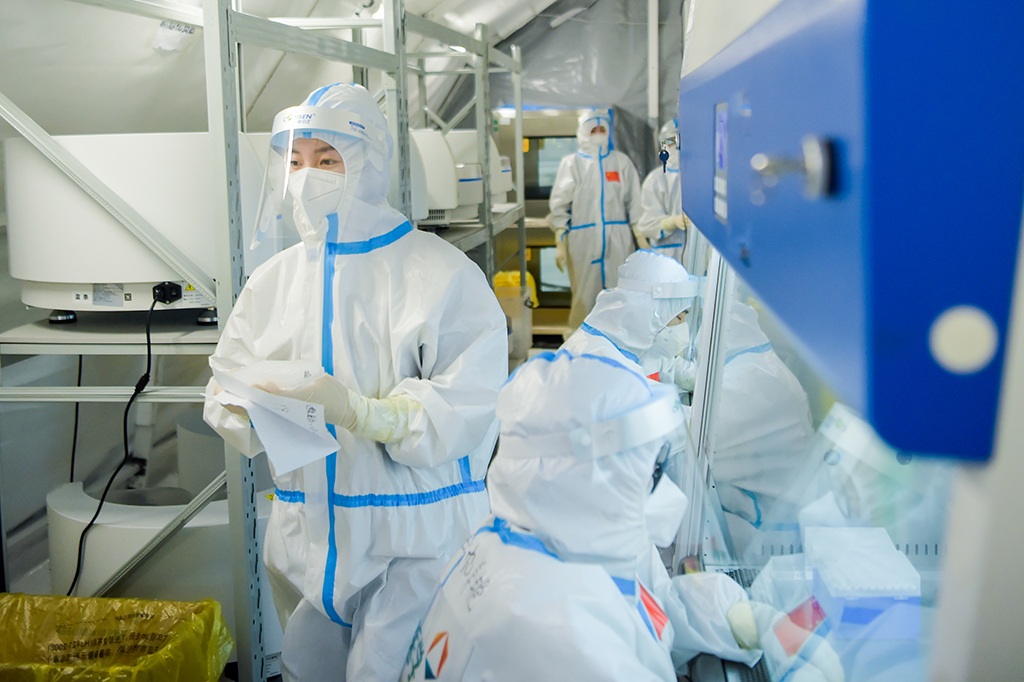 12月3日，工作人員在位於滿洲裡國際會展中心的“獵鷹號”硬氣膜實驗室樣品處理區作業。新華社記者 李志鵬 攝