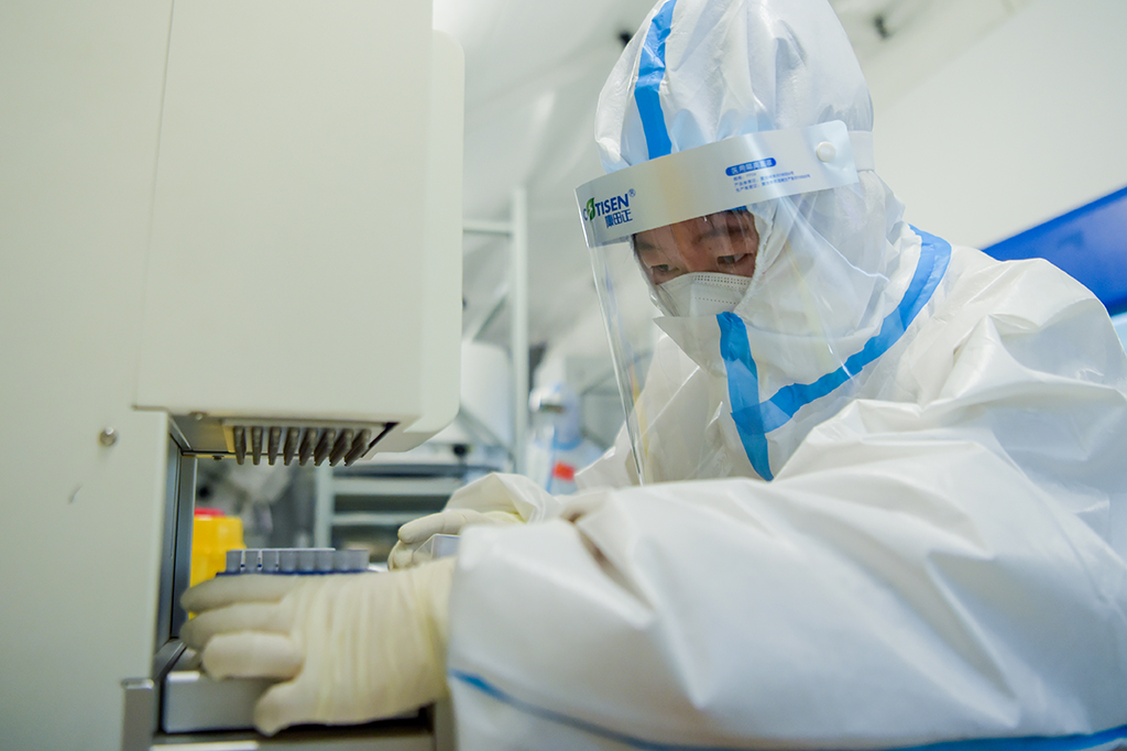 12月3日，工作人員在位於滿洲裡國際會展中心的“獵鷹號”硬氣膜實驗室樣品處理區作業。新華社記者 李志鵬 攝