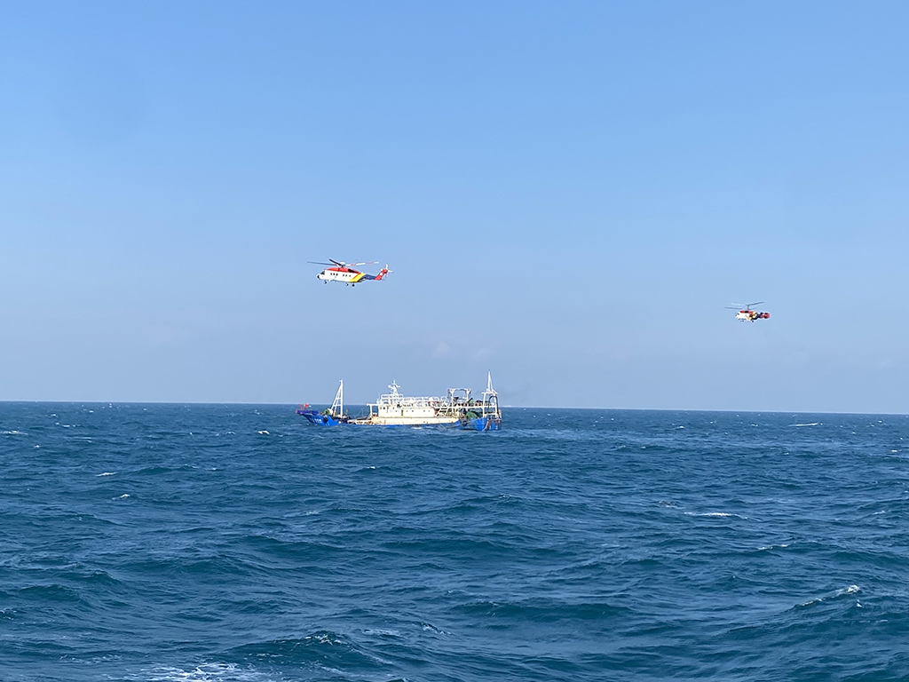 12月3日，韩国海警在丽水附近海域展开搜救工作。新华社发（韩国丽水海洋警察署供图）