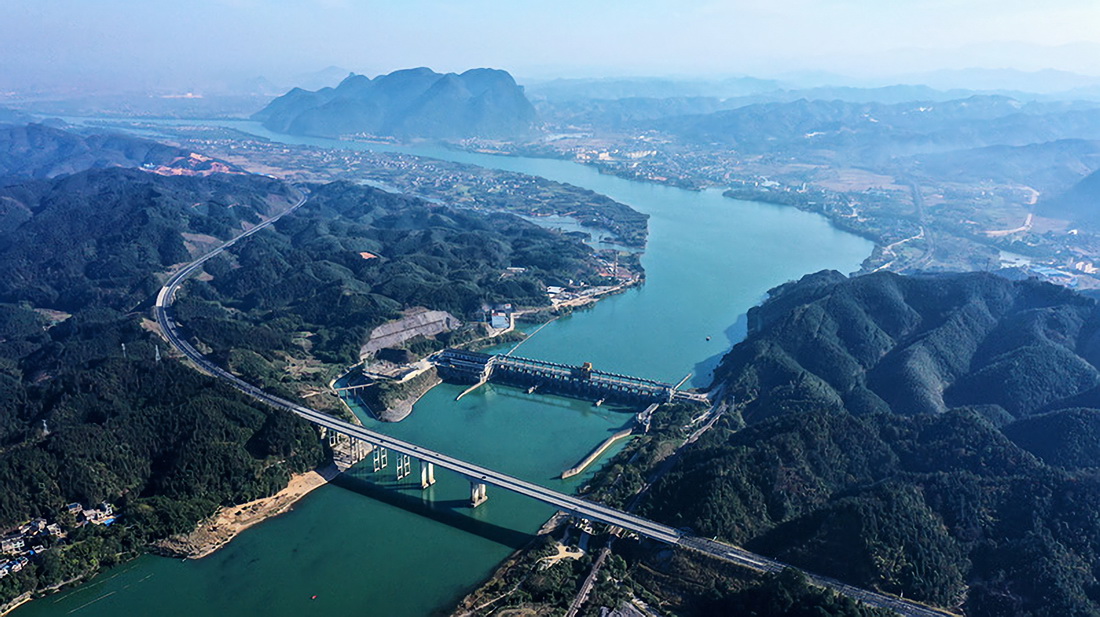 这是广西柳州市融安县浮石水电站景色（12月4日摄，无人机照片）。
