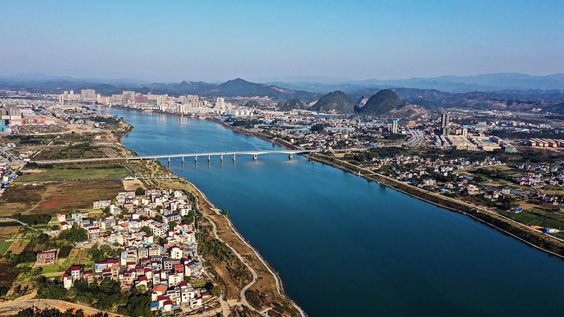 这是广西柳州市融安县融江两岸景色（12月4日摄，无人机照片）。