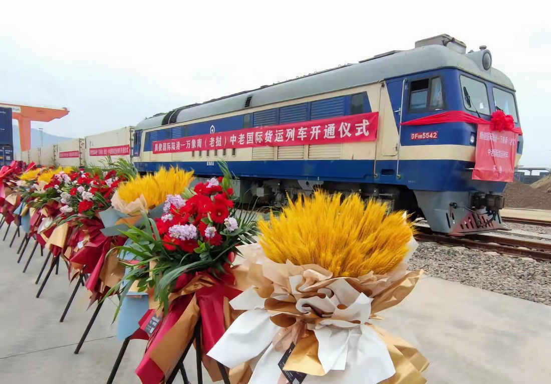 12月4日，装载冷链集装箱的中老铁路列车从昆明腾俊国际陆港驶出。新华社发