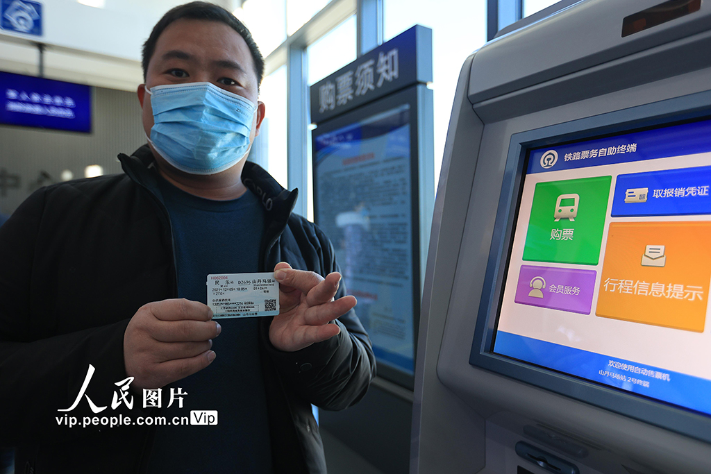 12月5日，在兰新高铁山丹马场站购票的旅客展示车票。