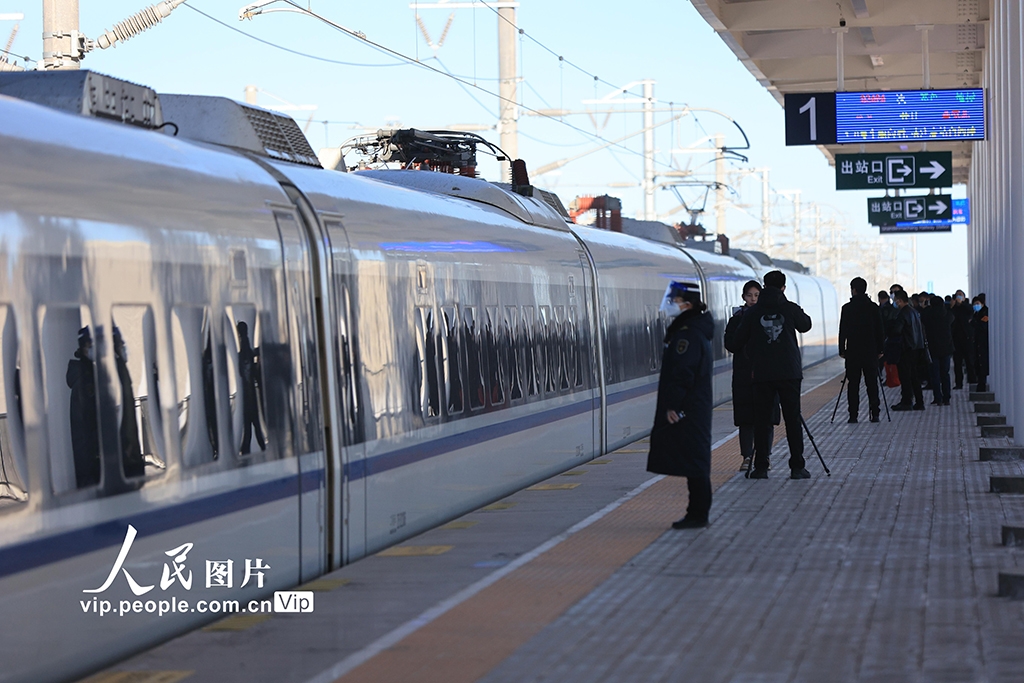 12月5日，山丹马场站首趟从嘉峪关南至西安北D2696次列车即将发车，工作人员在旁进行准备工作。