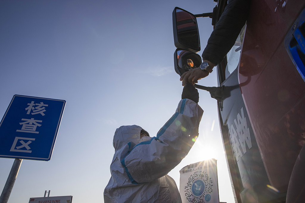 12月5日，在哈爾濱繞城高速公路長江路收費站入口，工作人員對入城車輛進行查驗。