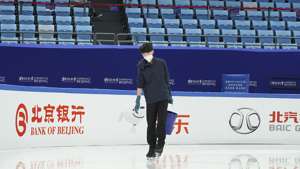2021-2022賽季亞洲花樣滑冰公開賽前，楊曦為賽前訓練的運動員補冰（10月13日攝）。新華社發（樊康攝）