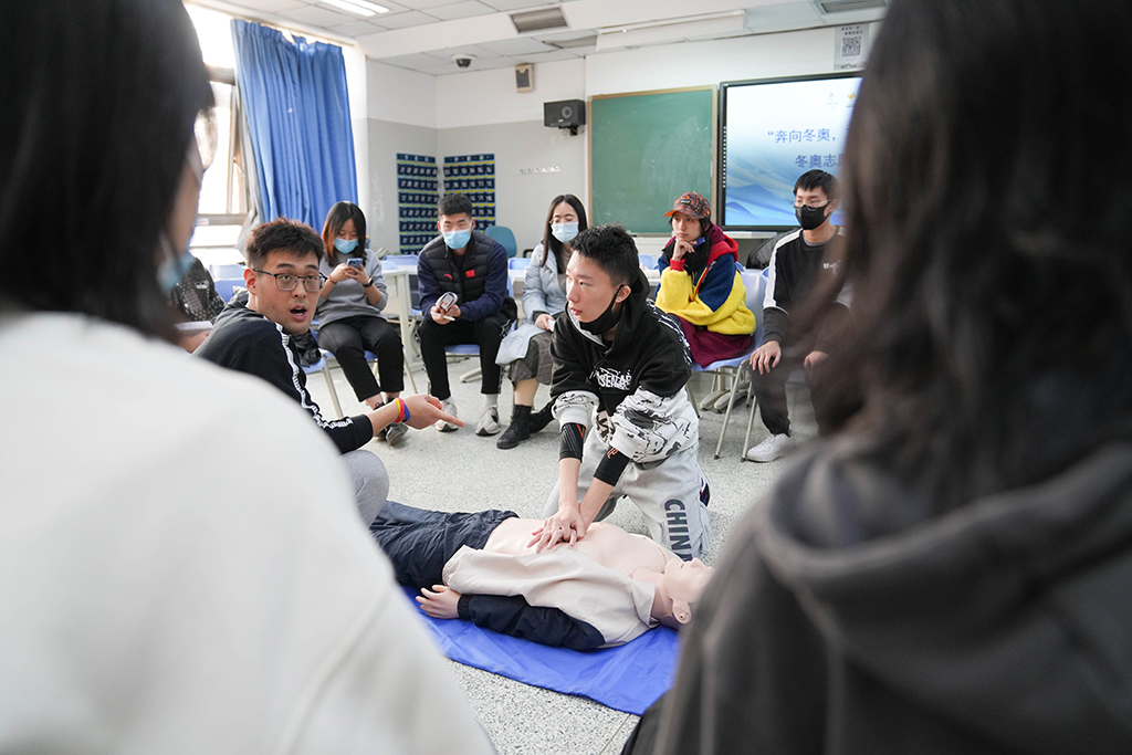 楊曦（中）在學校參加冬奧志願者急救技能培訓（11月27日攝）。新華社記者 鞠煥宗 攝