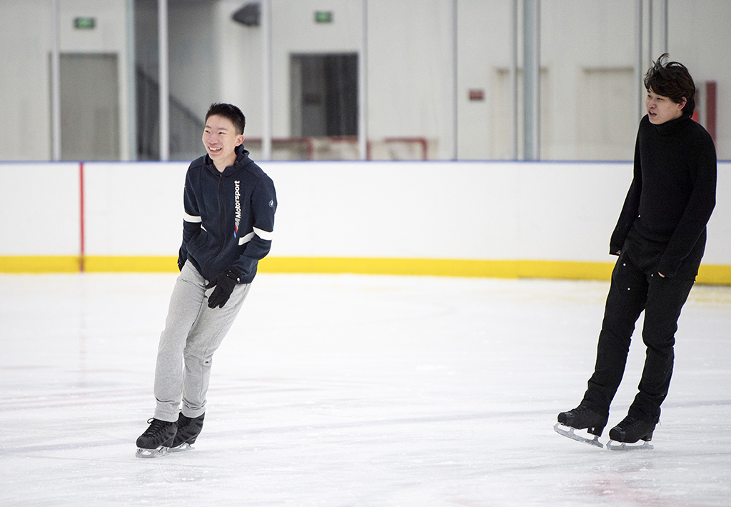 楊曦（左）參加冰上訓練課（11月19日攝）。新華社記者 陳鐘昊 攝