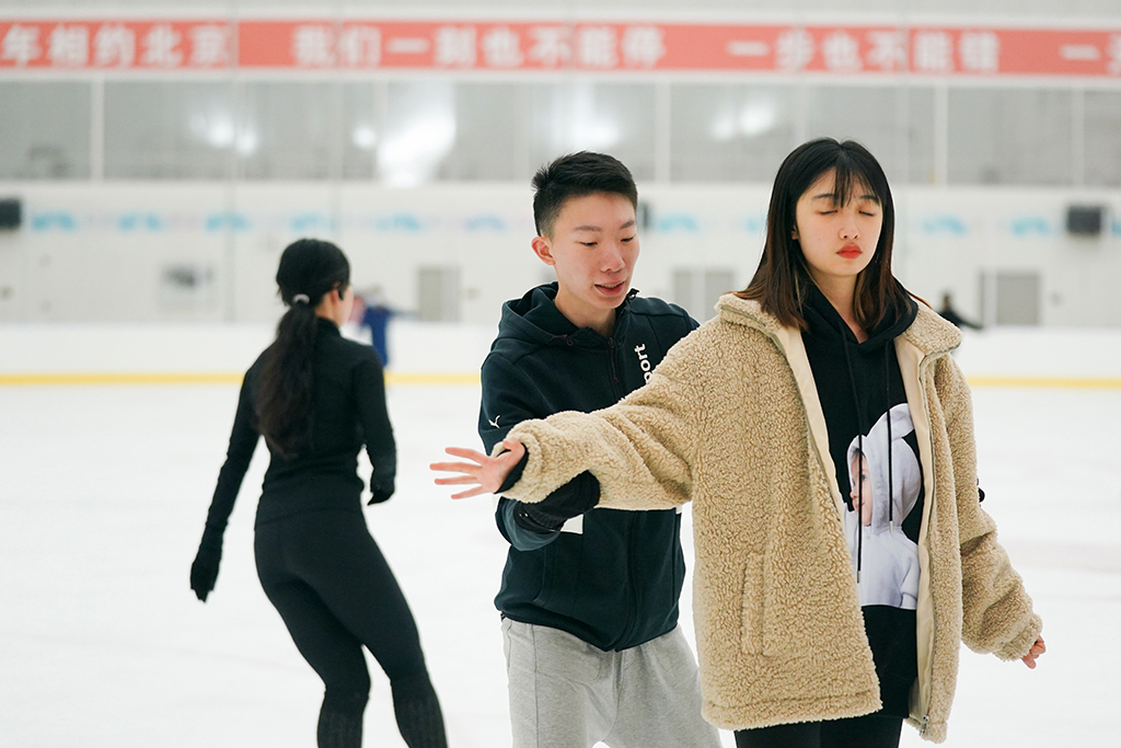 楊曦（前左）在冰上訓練課上指導同學（11月19日攝）。新華社記者 鞠煥宗 攝