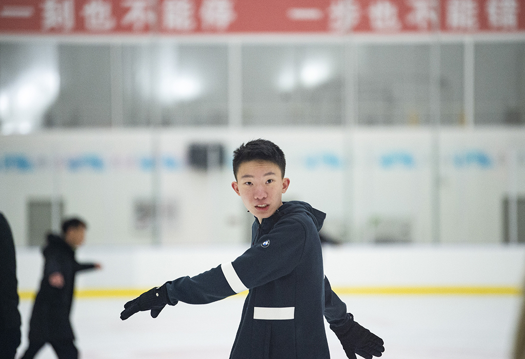 楊曦參加冰上訓練課（11月19日攝）。新華社記者 陳鐘昊 攝