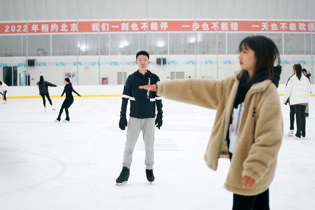 楊曦（左）在冰上訓練課上指導同學（11月19日攝）。新華社記者 鞠煥宗 攝