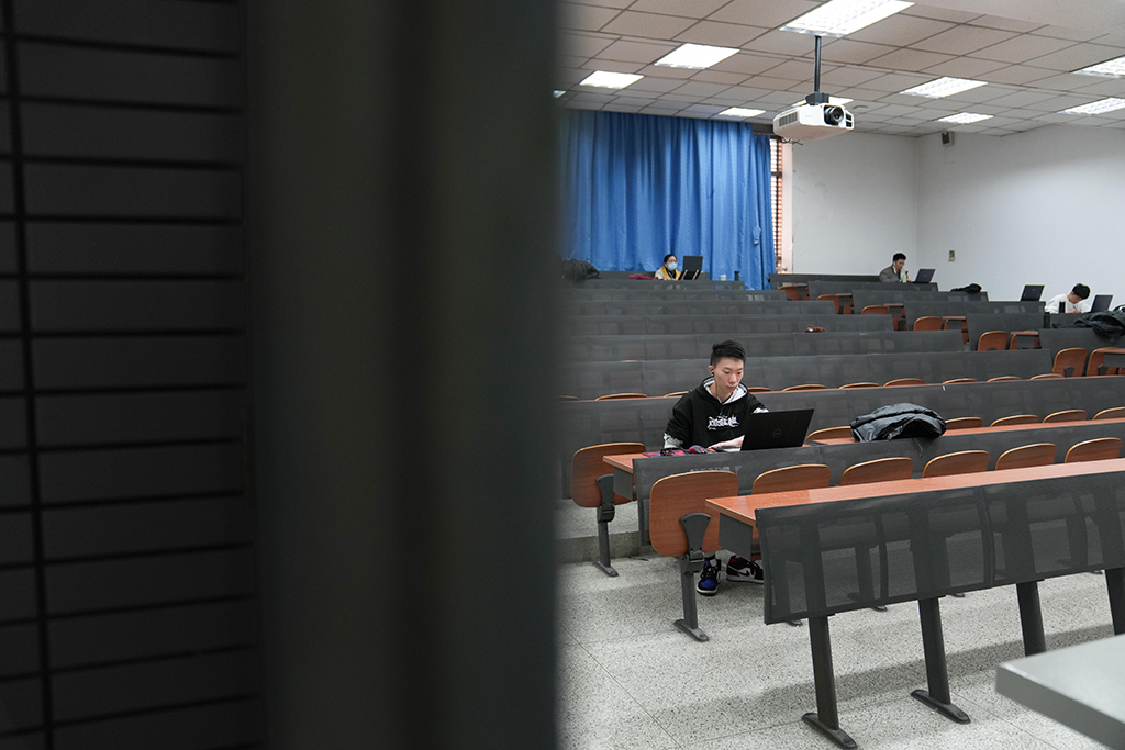 在北京體育大學教室內，楊曦學習志願者培訓線上課程（11月27日攝）。新華社記者 鞠煥宗 攝