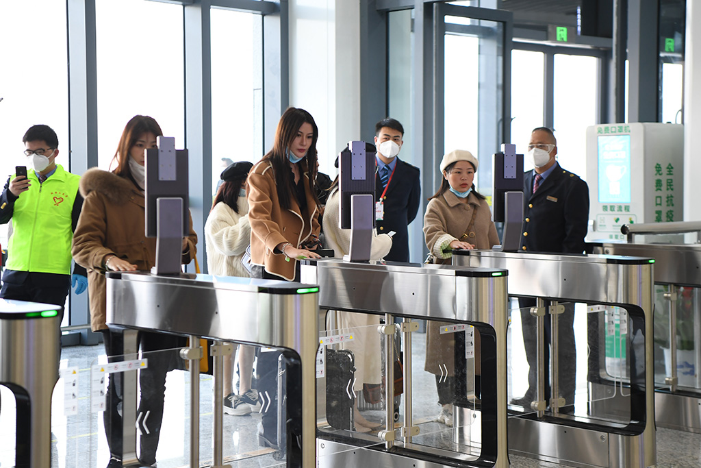 12月6日，乘客在湖南省湘西土家族苗族自治州吉首东站检票进站。
