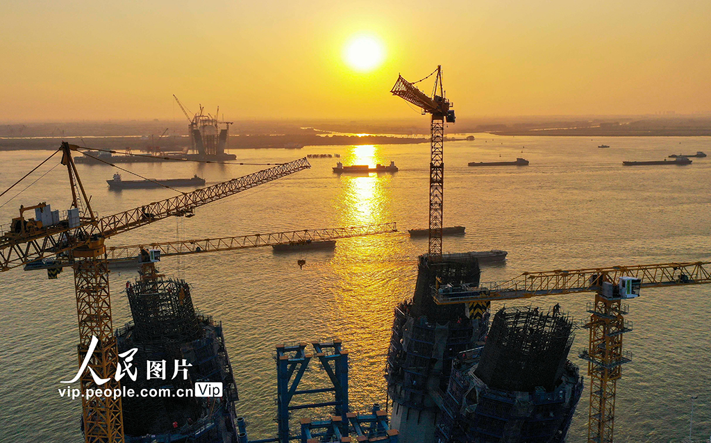 12月5日，中交二航局施工人員對常泰長江大橋5號墩主塔下橫梁支架進行搭設。