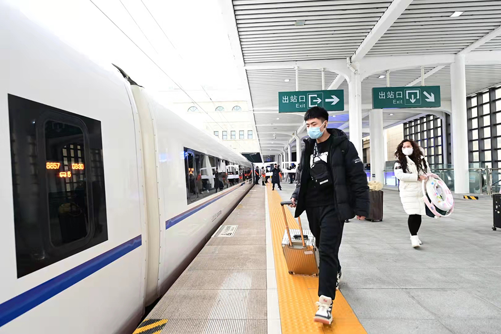 12月6日，乘客在牡丹江站准備登上牡佳高鐵列車。新華社發（原勇 攝）