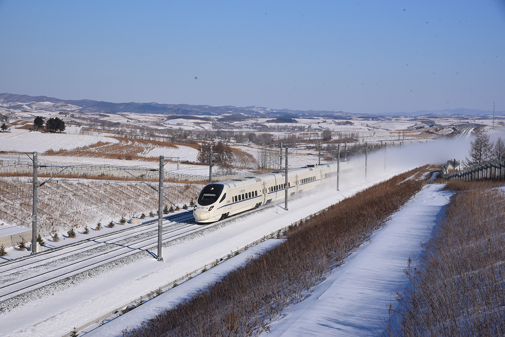 進行運行試驗的牡佳高鐵列車（12月4日攝）。新華社發（中國鐵路哈爾濱局集團有限公司供圖）