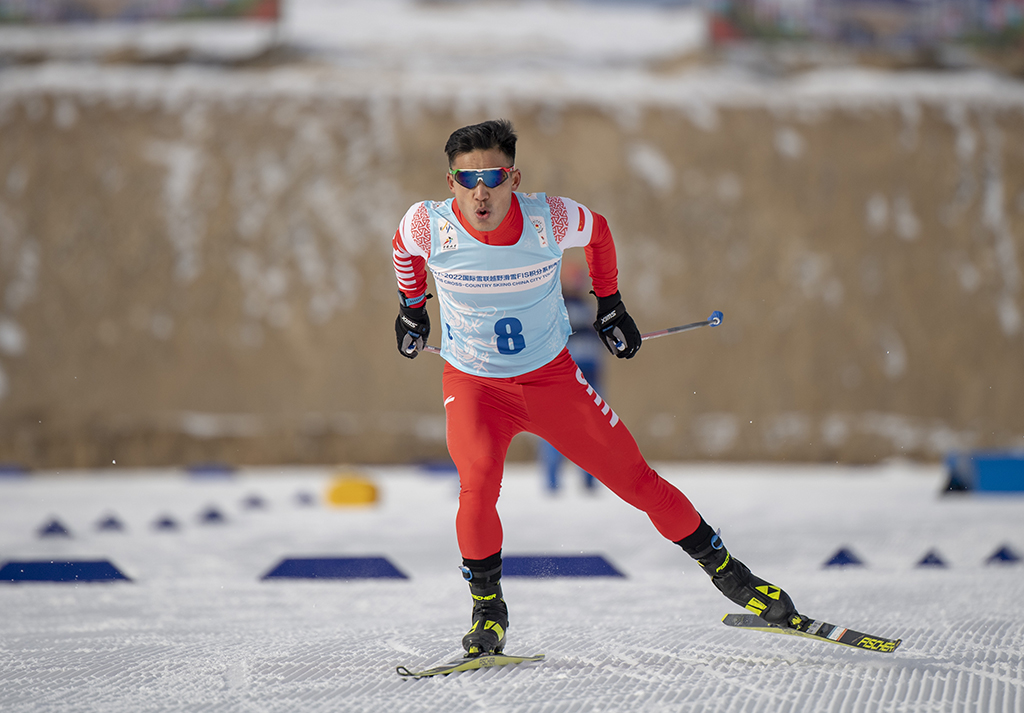 這是吐爾鬆江·布爾力克在2021-2022國際雪聯越野滑雪積分系列賽溫泉站男子個人10公裡（自由技術）的比賽中（2021年11月22日攝）。