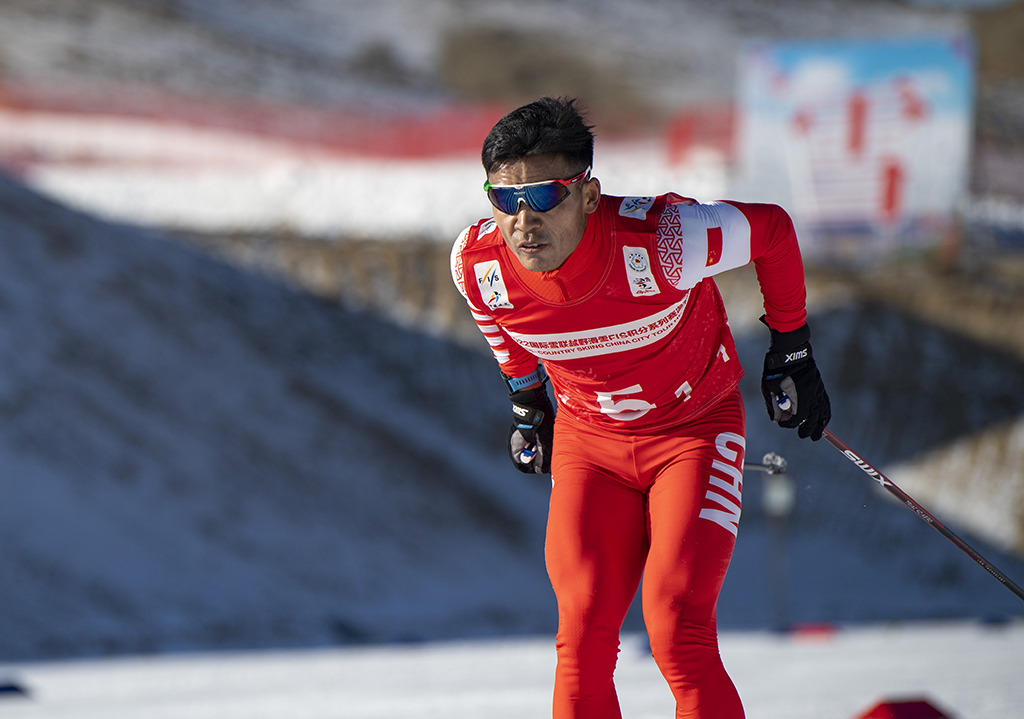 吐爾鬆江·布爾力克在2021-2022國際雪聯越野滑雪積分系列賽溫泉站男子團體短距離（傳統技術）的比賽中（2021年11月24日攝）。