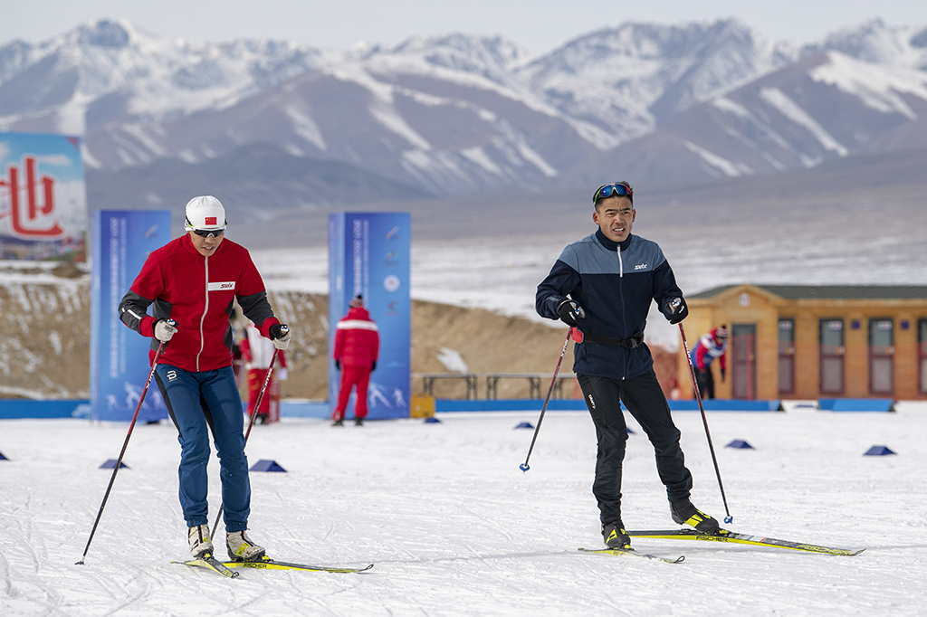 這是吐爾鬆江·布爾力克（右）和越野滑雪國家集訓隊隊友一起在溫泉縣越野滑雪場訓練（2021年11月22日攝）。