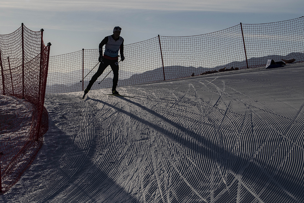 這是吐爾鬆江·布爾力克在新疆溫泉縣越野滑雪場訓練（2021年11月25日攝）。