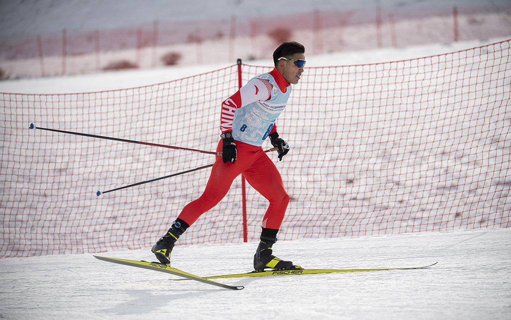 這是吐爾鬆江·布爾力克在2021-2022國際雪聯越野滑雪積分系列賽溫泉站男子個人10公裡（自由技術）的比賽中（2021年11月22日攝）。
