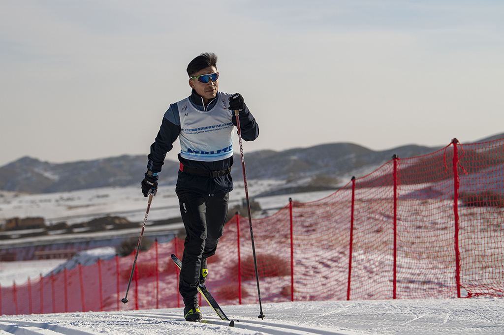 這是吐爾鬆江·布爾力克在新疆溫泉縣越野滑雪場訓練（2021年11月23日攝）。