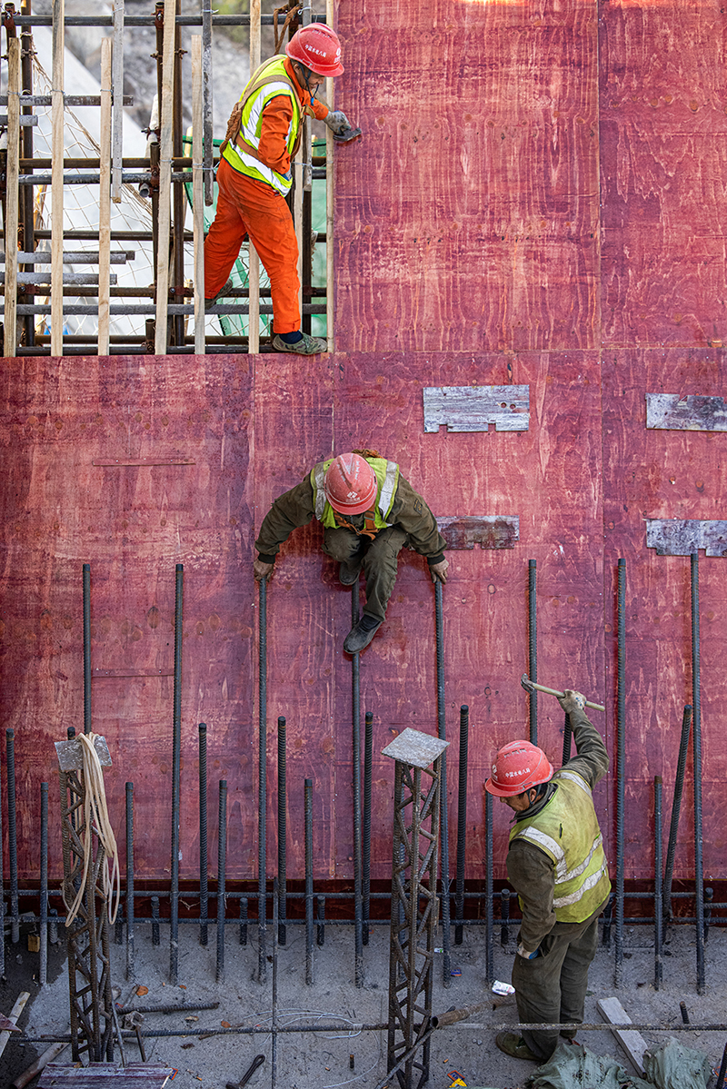 近日，位於廣西桂平市的大藤峽水利樞紐工程建設現場，工人們加緊施工，確保工程早日具備下閘蓄水條件，提高下游防洪標准。