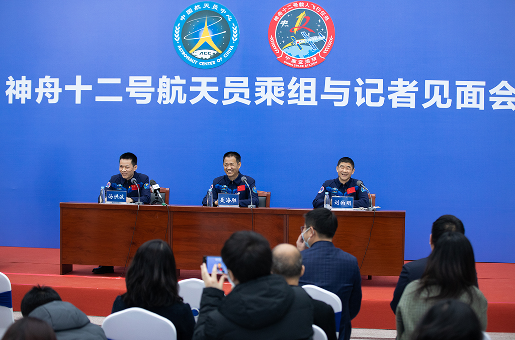 12月7日，在北京航天城舉行的見面會上，神舟十二號航天員湯洪波、聶海勝、劉伯明（從左至右）在回答記者提問。